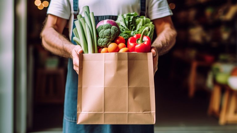 Vegetales frescos en bolsa de papel